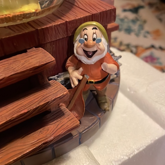 Disney I whistle a happy tune Snow White snow globe - Picture 7 of 12